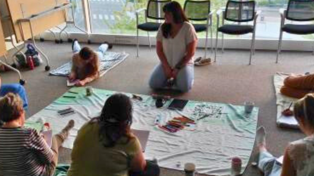 Mes pratiques holistiques : cercle de femmes, coaching intuitif, constellation familiale, soin énergétique, knap.